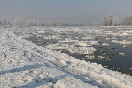Am winterlichen Elbufer Winterwanderung an der Elbe